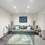 Large 5 Bedroom-Free Parking-Great Transport Links