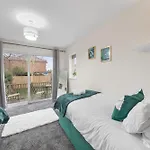 Large 5 Bedroom-Free Parking-Great Transport Links