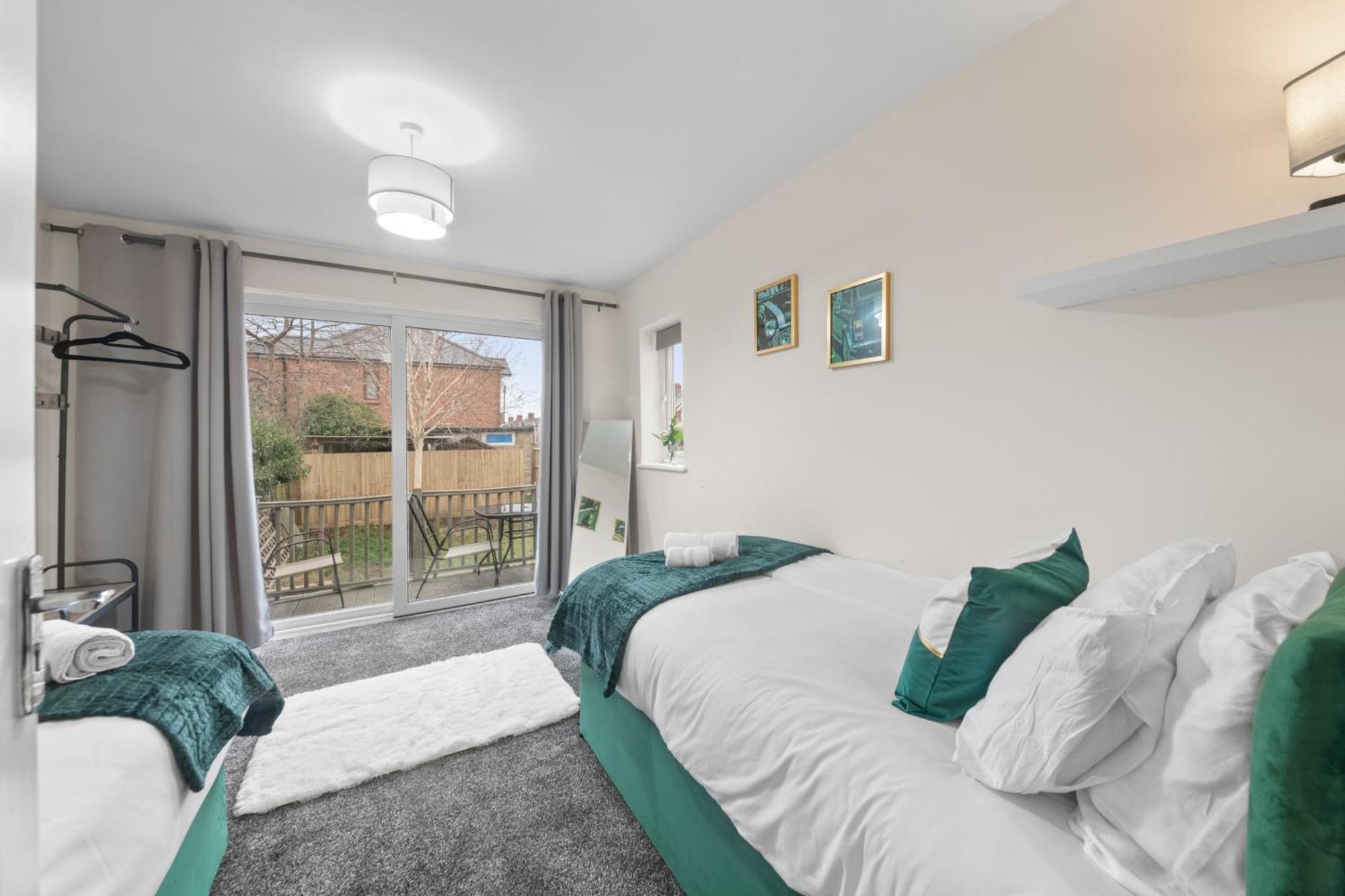 Large 5 Bedroom-free Parking-great Transport Links Holiday home *