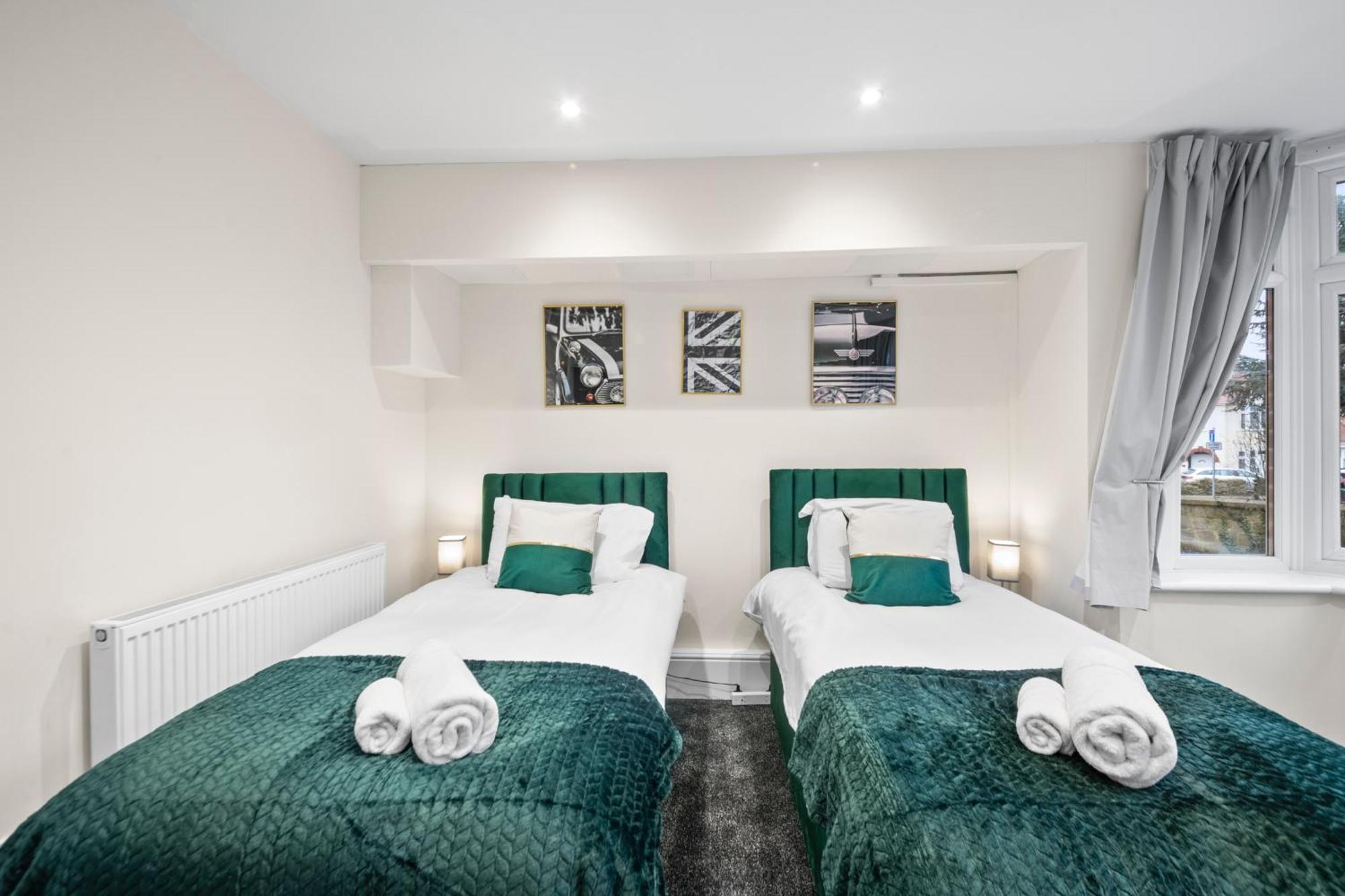 Large 5 Bedroom-free Parking-great Transport Links *
