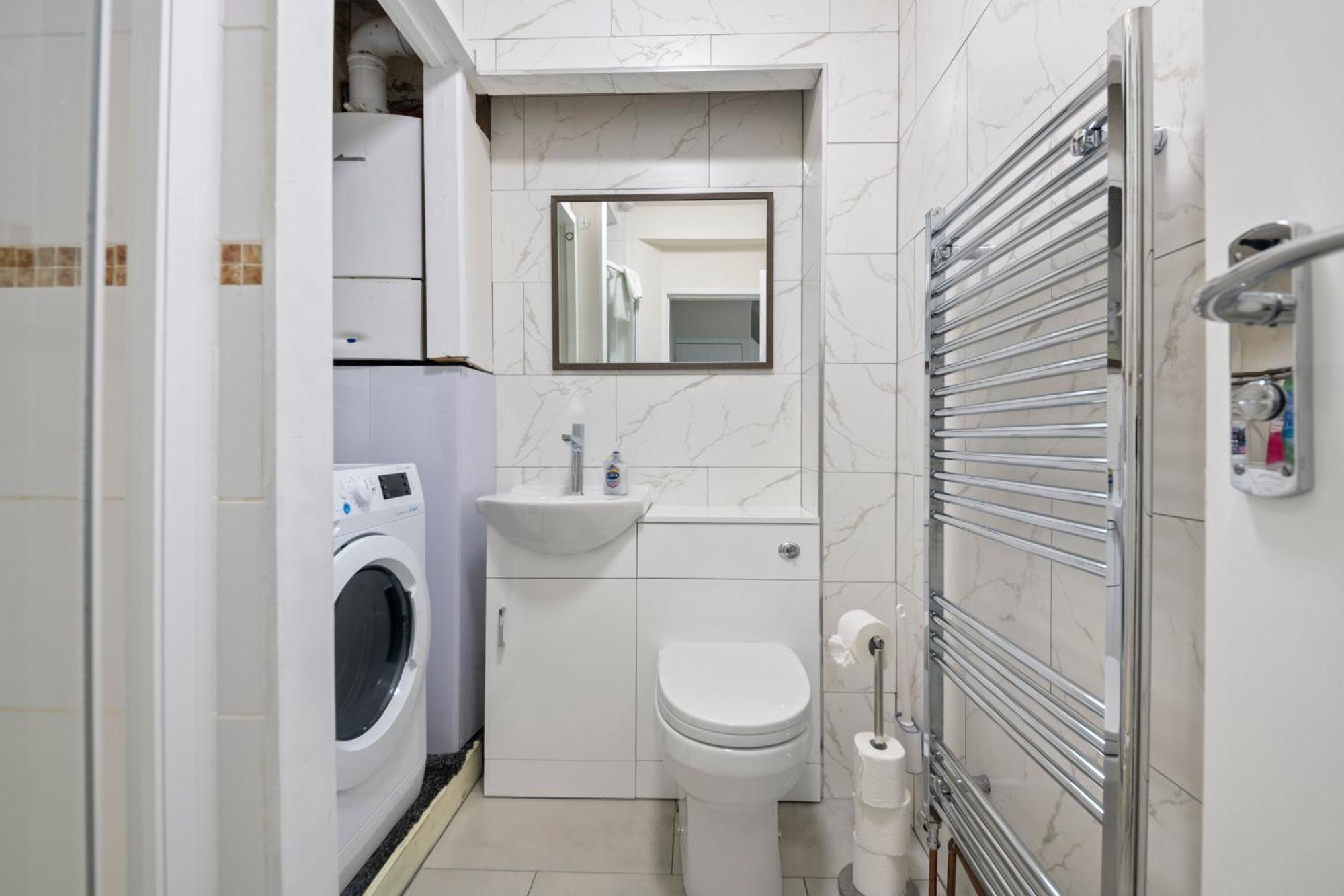 Holiday home Large 5 Bedroom-free Parking-great Transport Links