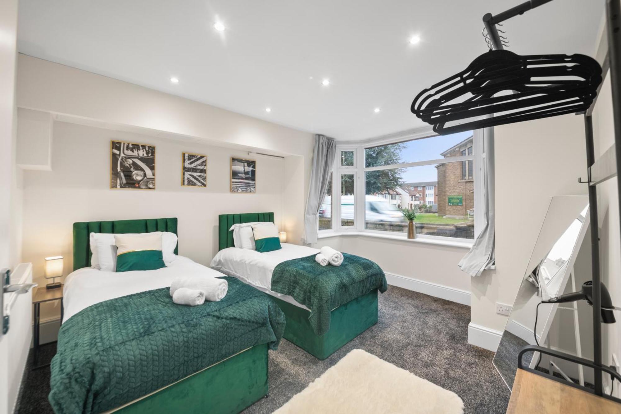 Large 5 Bedroom-free Parking-great Transport Links *