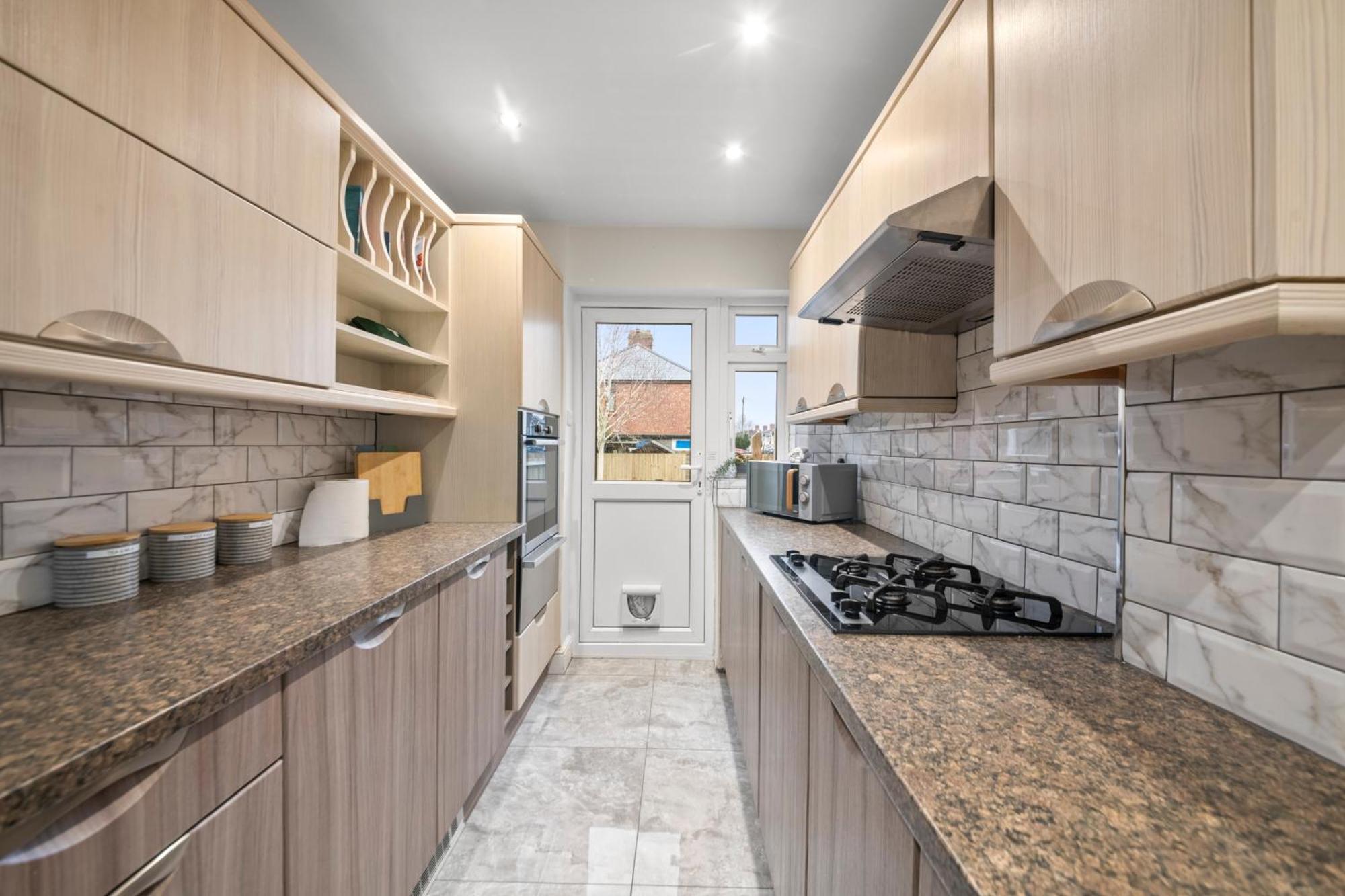 Large 5 Bedroom-free Parking-great Transport Links