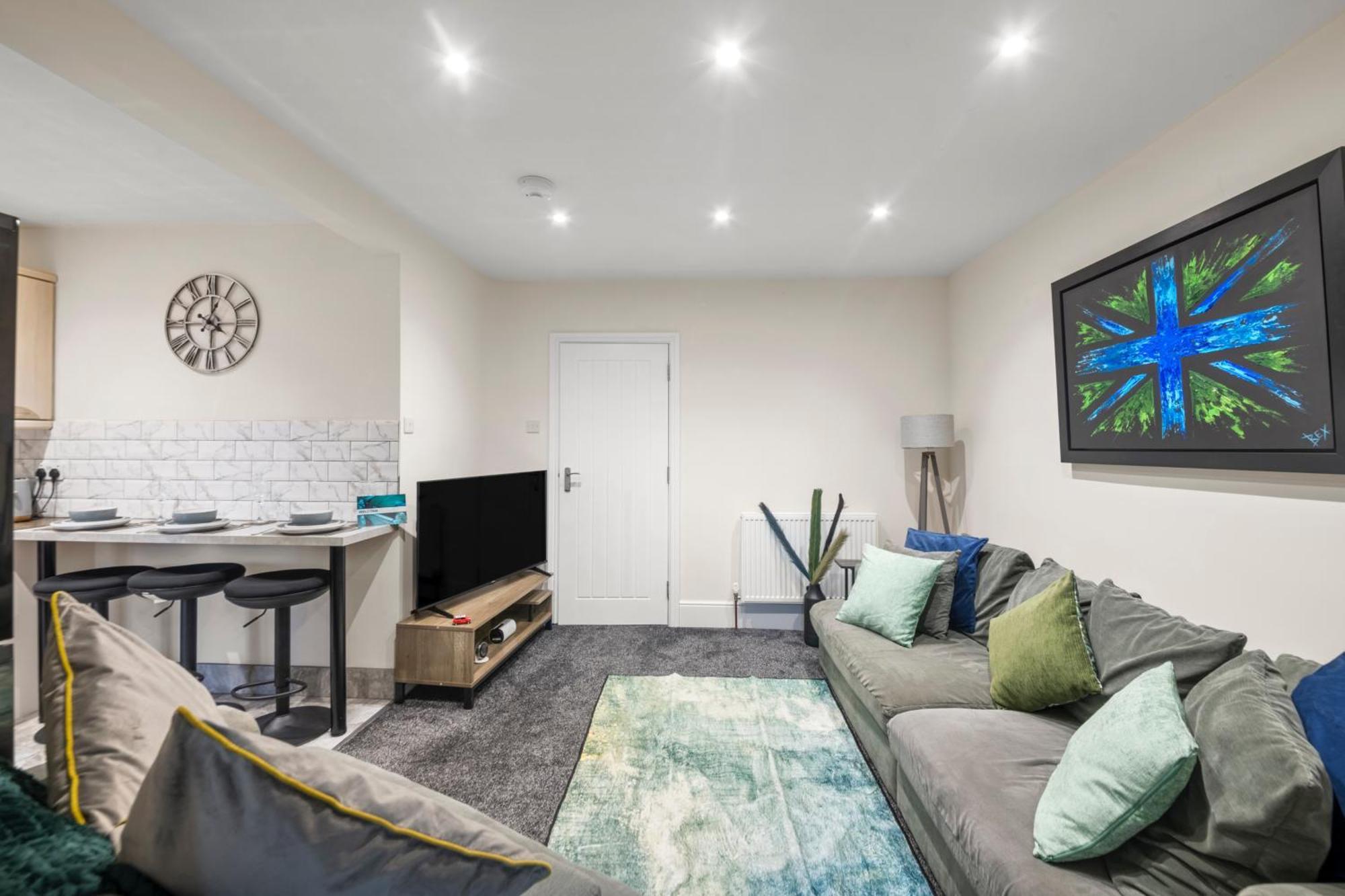 Large 5 Bedroom-free Parking-great Transport Links *
