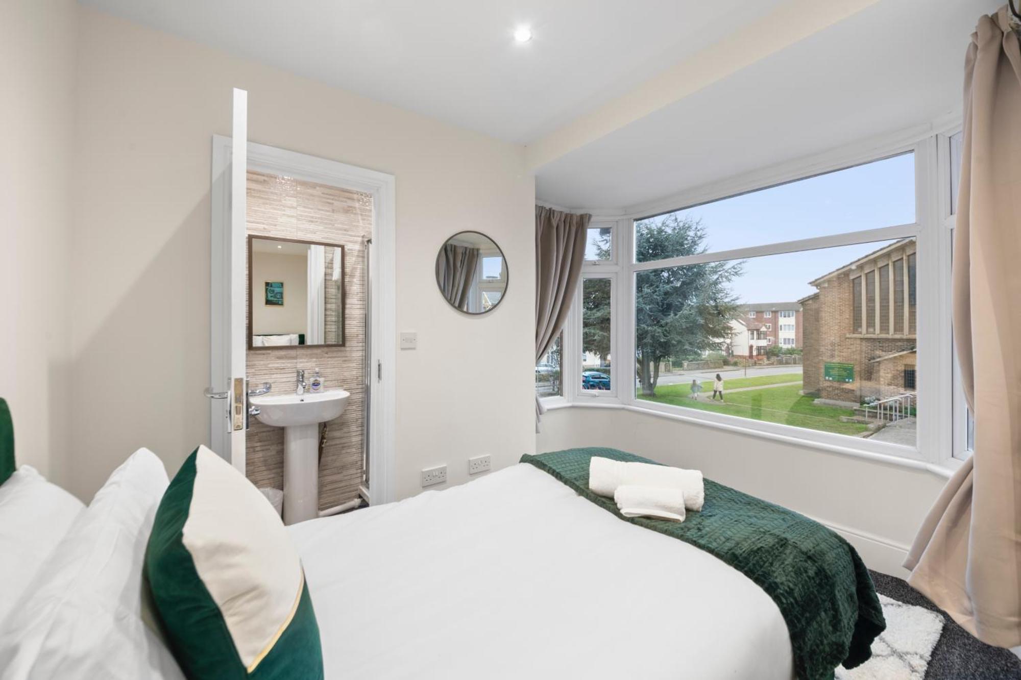 Large 5 Bedroom-free Parking-great Transport Links Hébergement de vacances