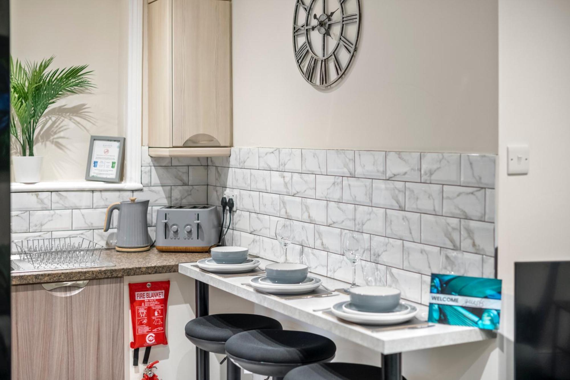 Large 5 Bedroom-free Parking-great Transport Links Hébergement de vacances *